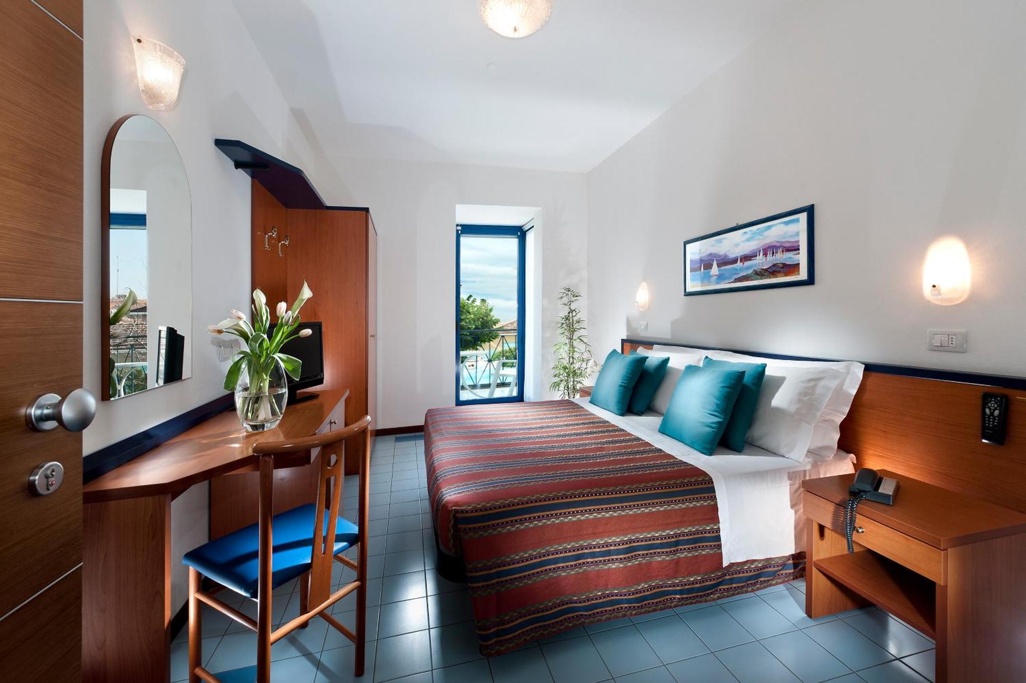 Hotel Paris Resort ベラーリア・イジェア・マリーナ 部屋 写真