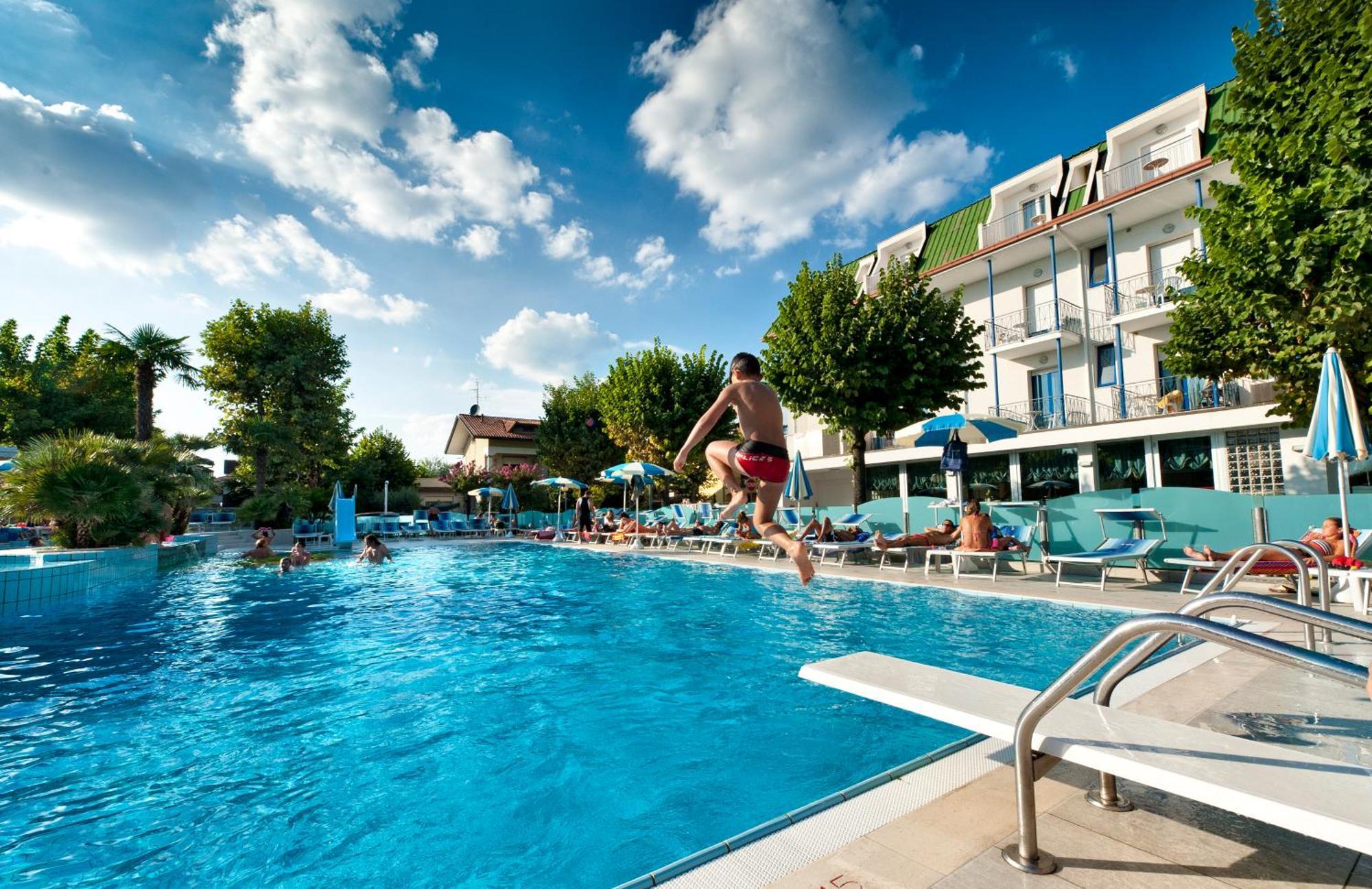 Hotel Paris Resort ベラーリア・イジェア・マリーナ エクステリア 写真