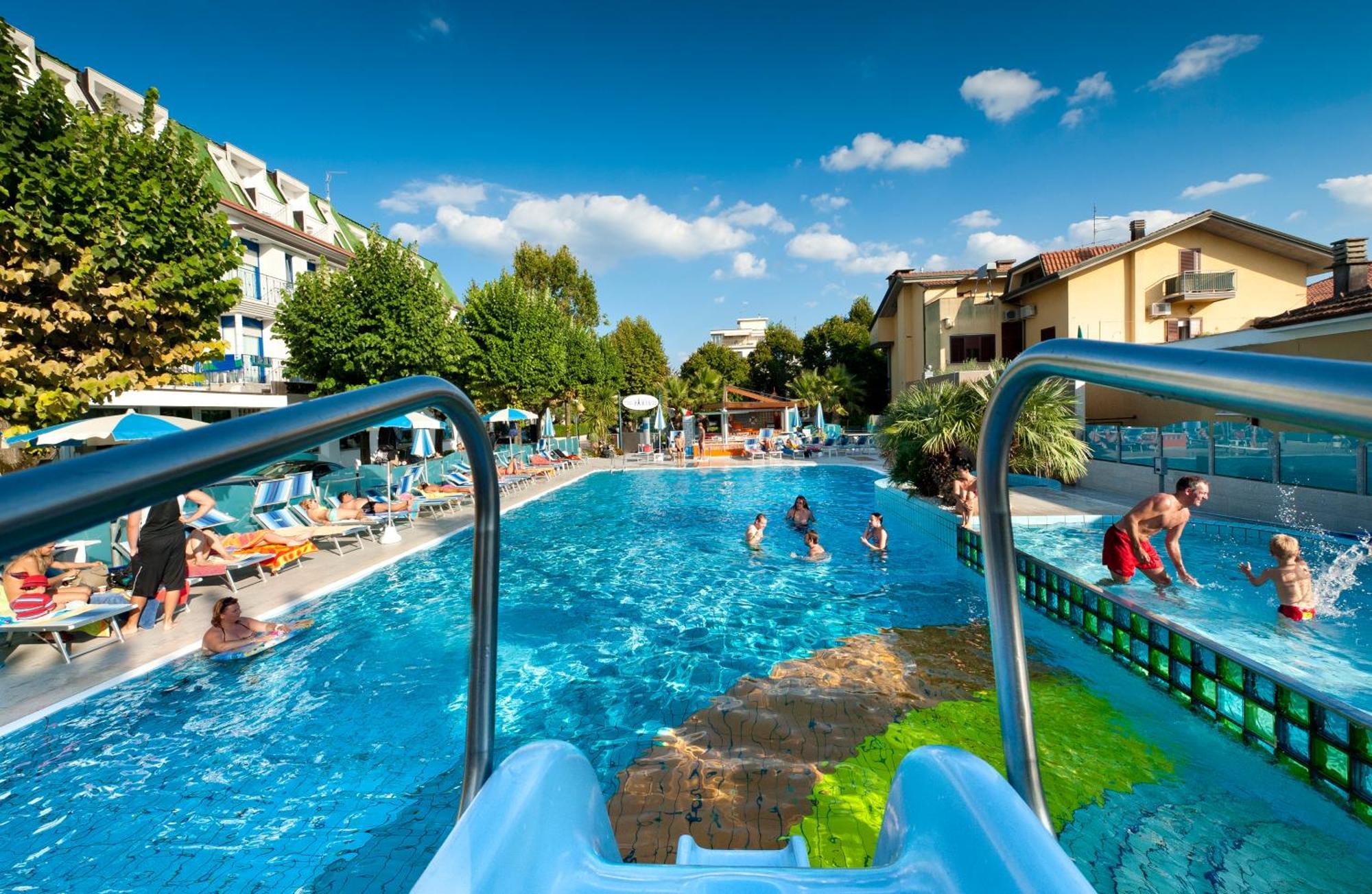 Hotel Paris Resort ベラーリア・イジェア・マリーナ エクステリア 写真