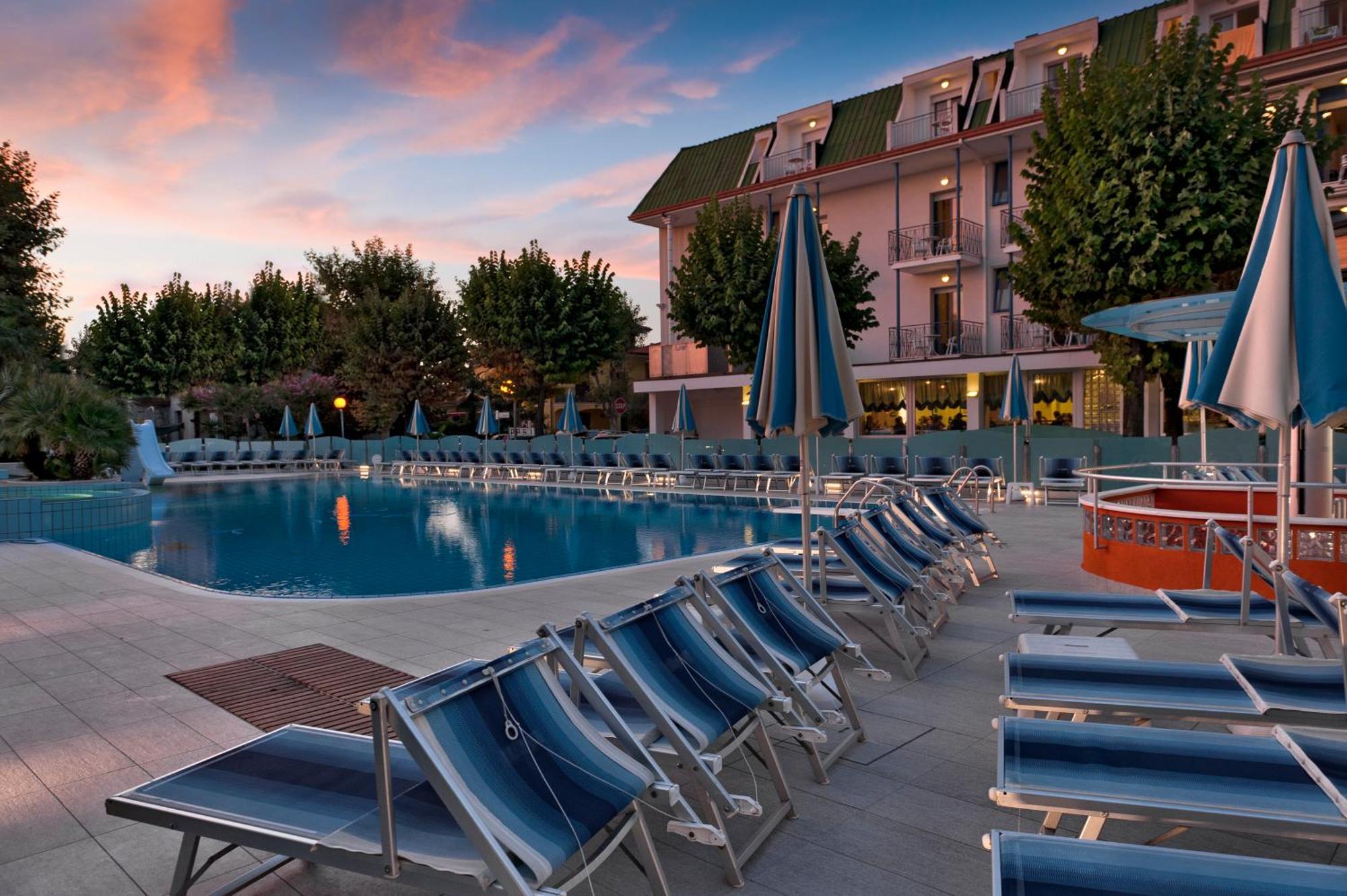 Hotel Paris Resort ベラーリア・イジェア・マリーナ エクステリア 写真